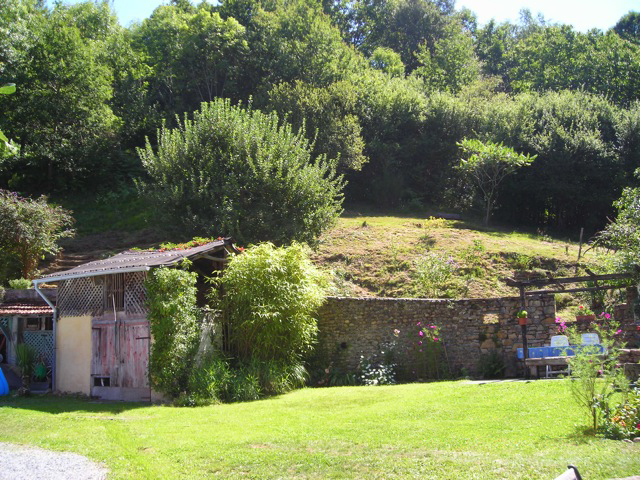 Garten mit Schuppen udn Sitzpaltz